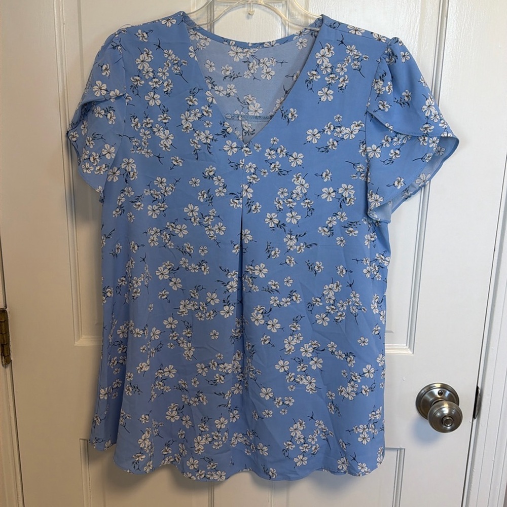 1x women’s too with flutter sleeves
